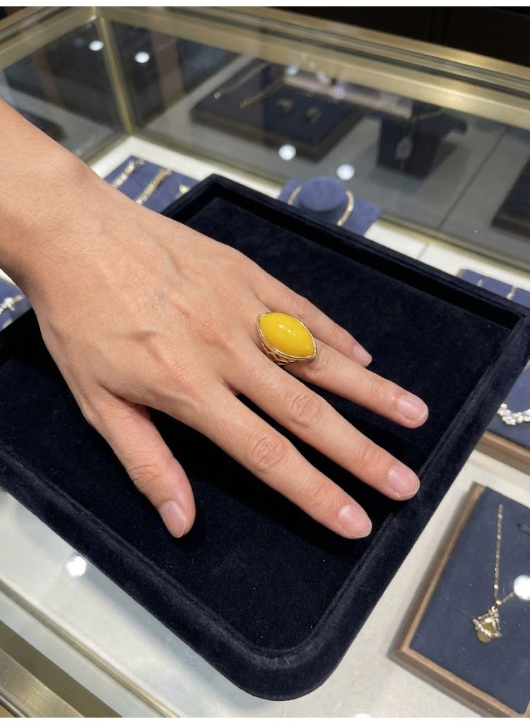 عام خاتم قابل للتعديل مصنوع من الكهرمان الصناعي على شكل زيتونة، مناسب للرجال والنساء. - Image 5